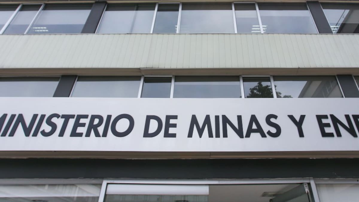 Gobierno instala mesas con trabajadores de caña y palma tras toma del Ministerio de Energía