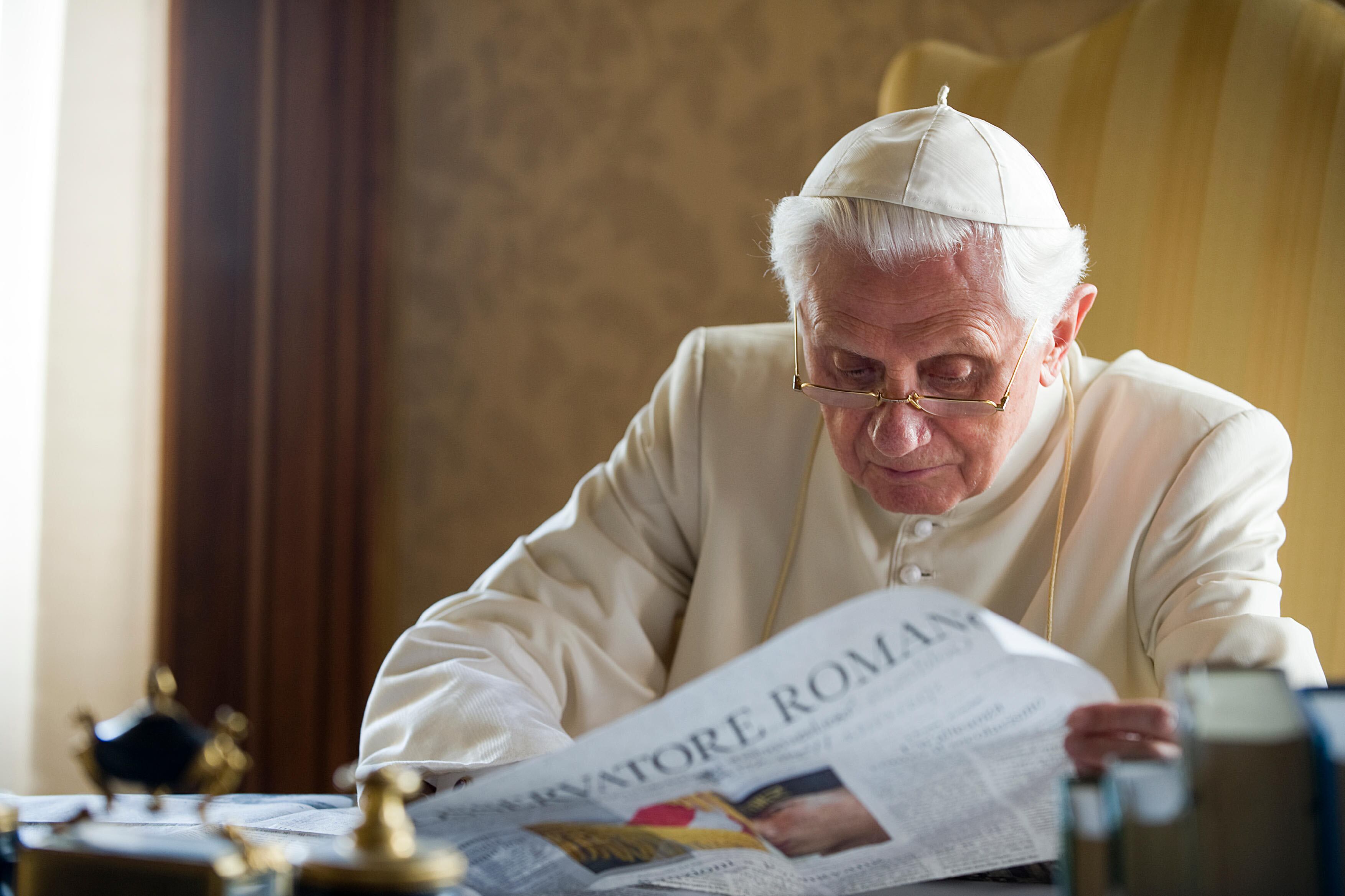 El Papa Benedicto XVI lee documentos en su residencia de verano el 26 de julio de 2010 en Castel Gandolfo, cerca de Roma, Italia. Foto de L'Osservatore Romano - Vatican Pool vía Getty Images.