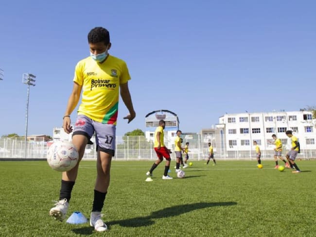 Jóvenes en entrenamientos de fútbol en Cartagena