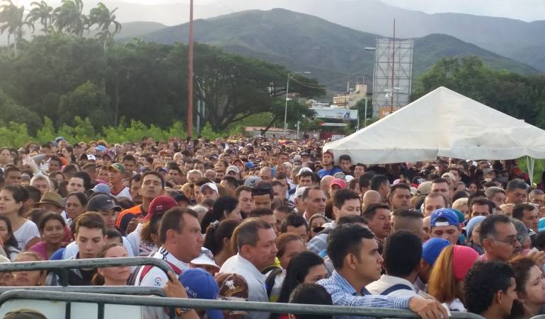 Venezolanos en el puente internacional simón bolivar