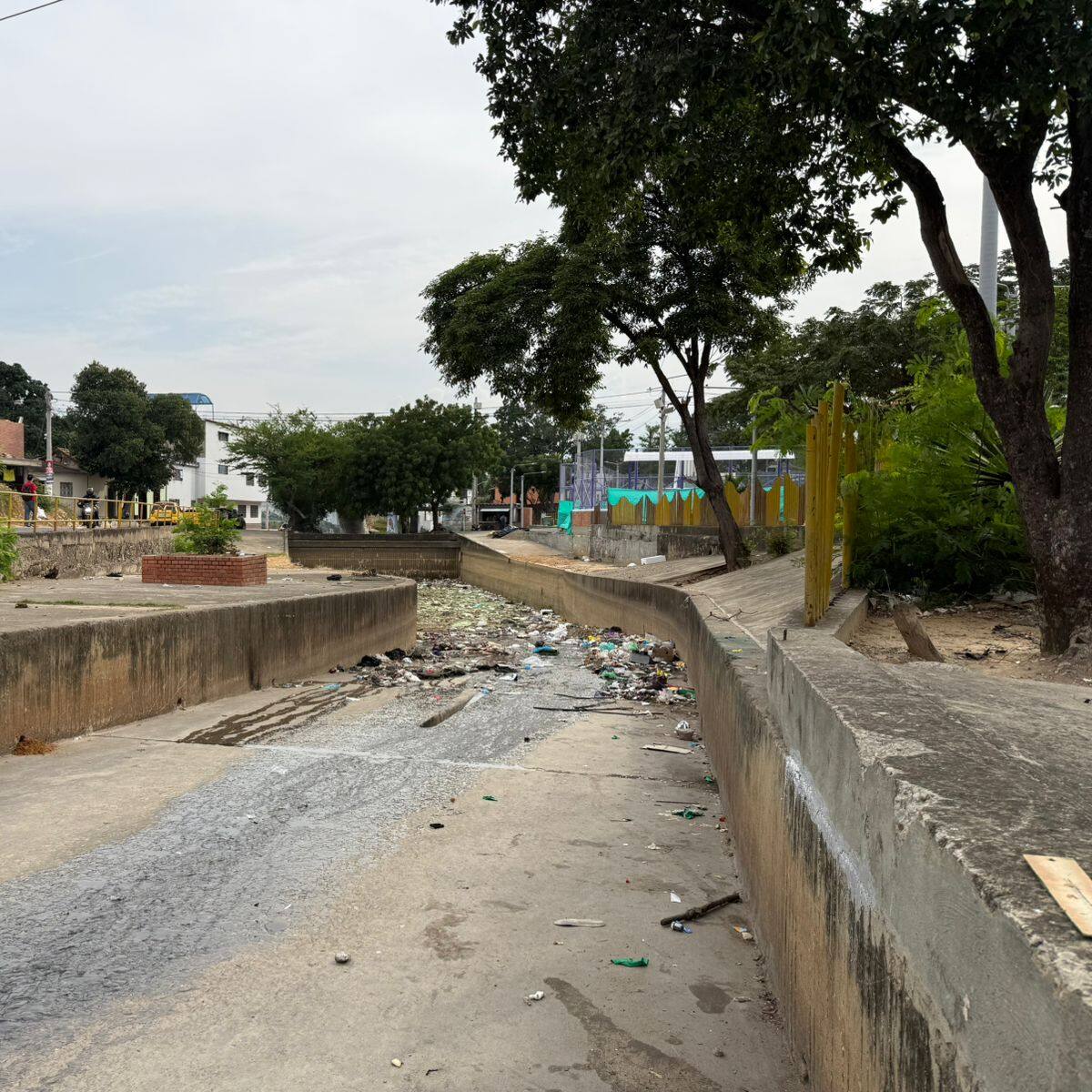 “Hacen el amor y arrojan basura”: comunidad de La Cabrera denuncia problemática en el canal