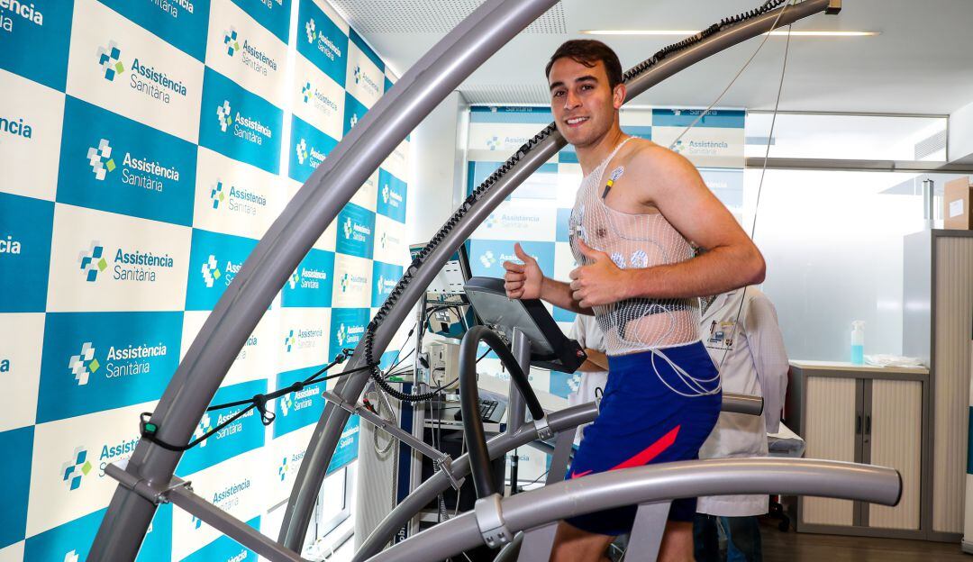 Eric García en la revisión médica con el Barcelona.