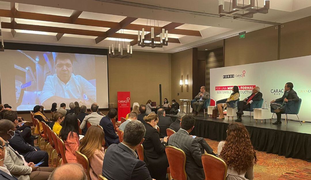 Foros Caracol: Bancarización, uno de los objetivos para lograr una minería