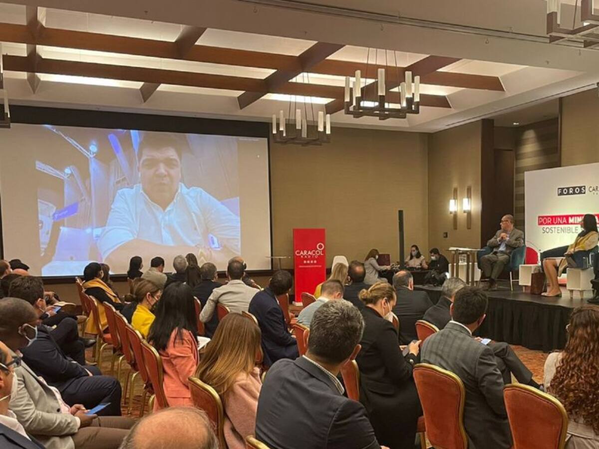 Foros Caracol: Bancarización, un objetivo para lograr minería legal