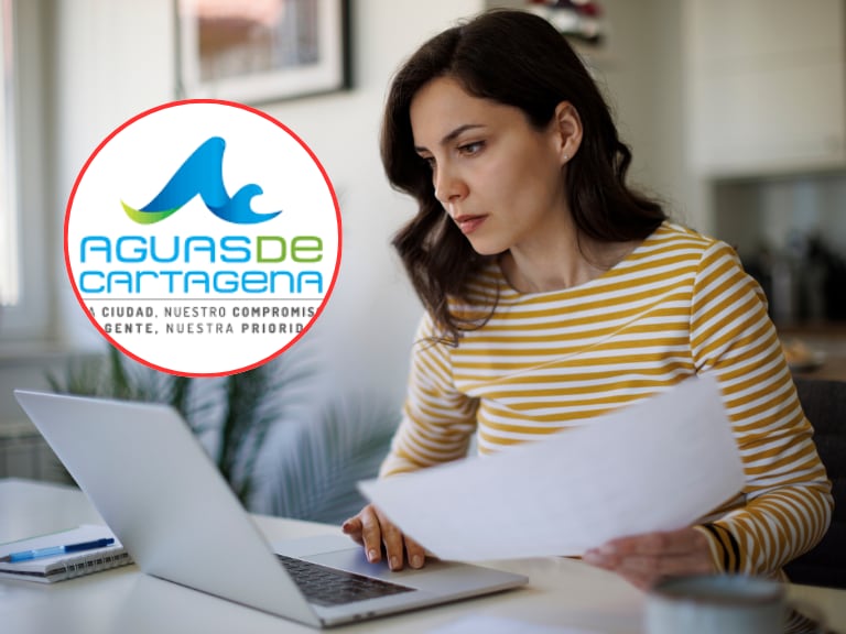 Persona pagando el recibo del agua en internet / Aguas de Cartagena (Getty Images)
