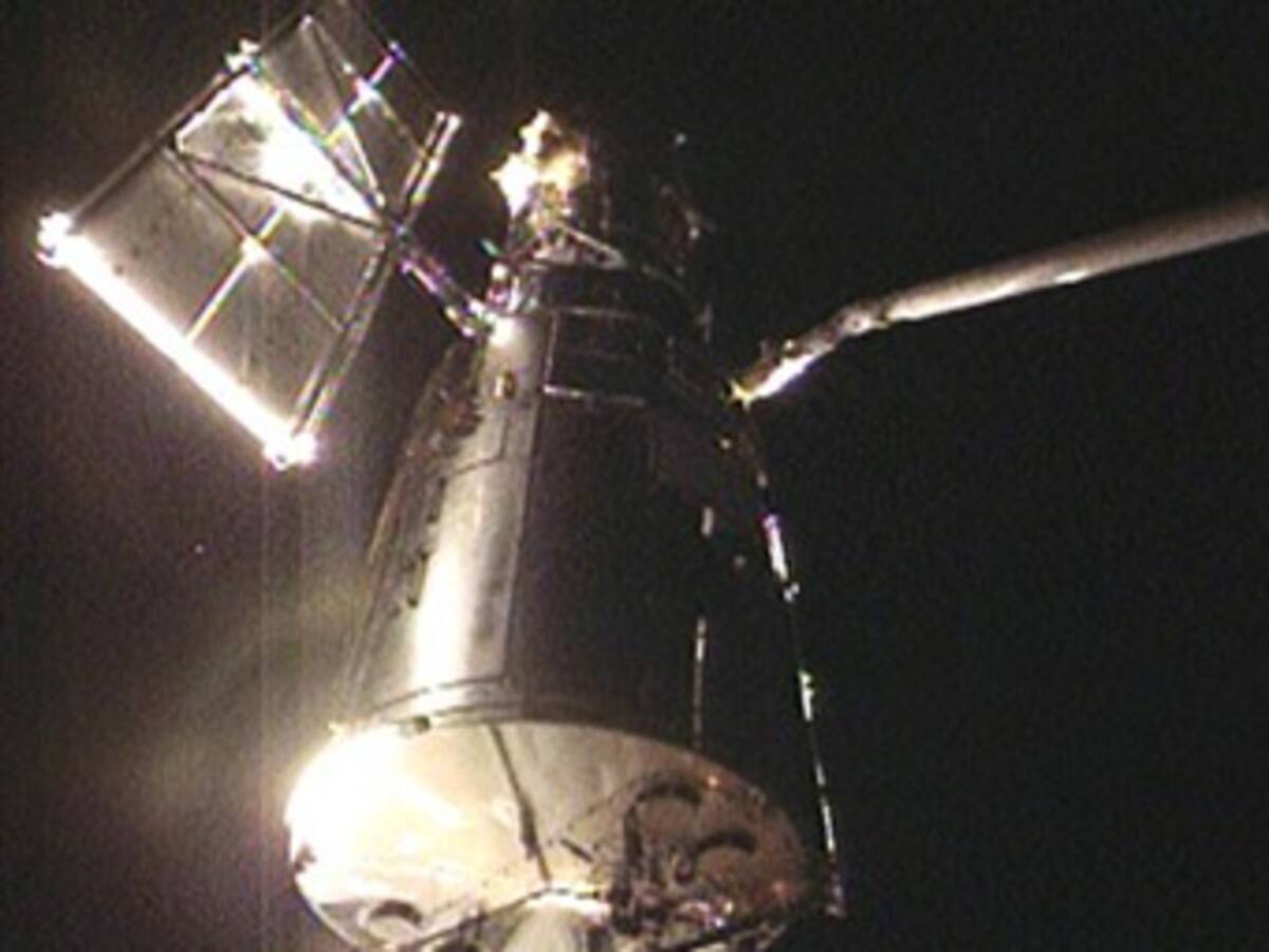 Astronautas del Atlantis capturan telescopio espacial Hubble