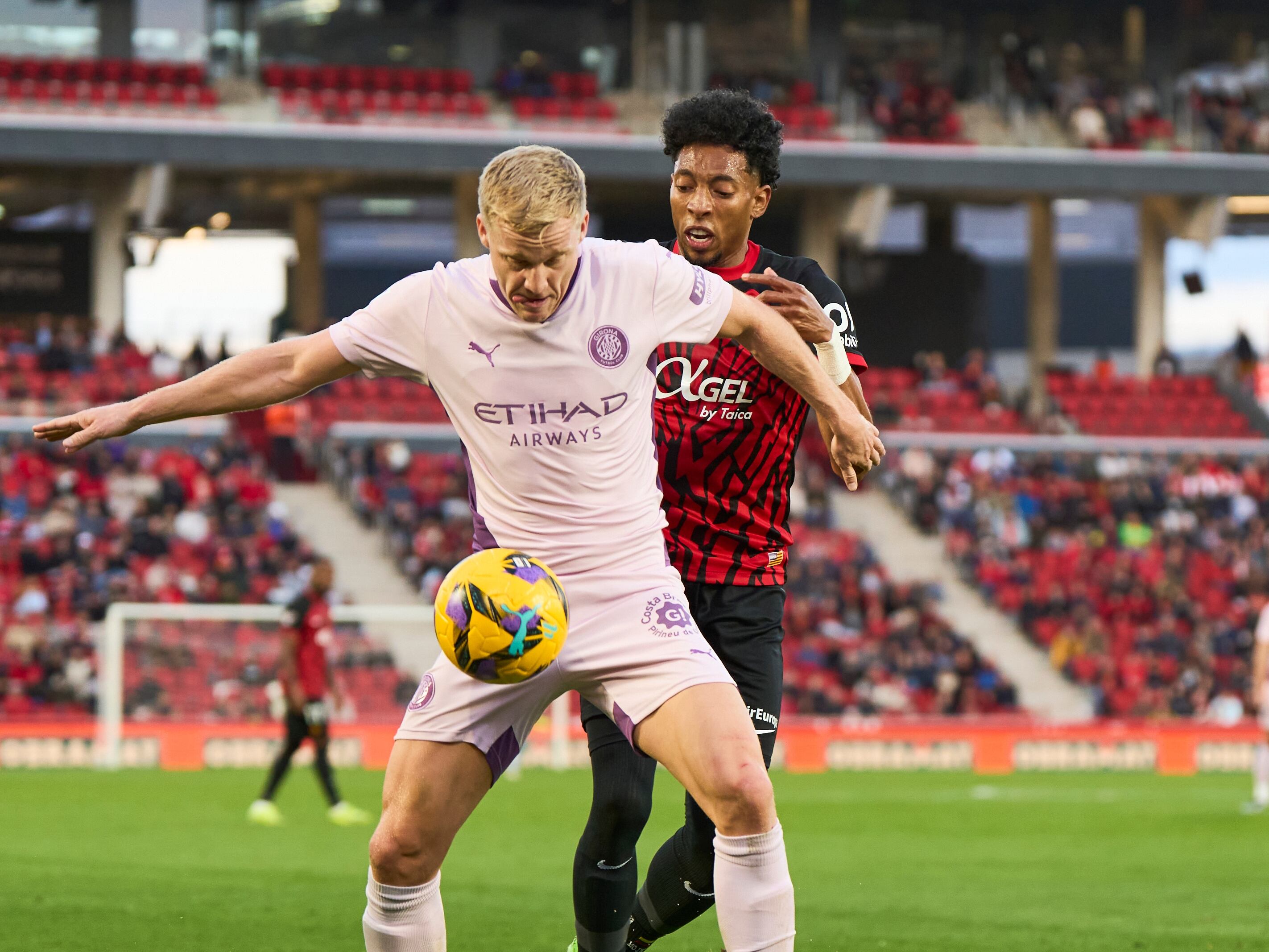 MALLORCA, SPAIN - DECEMBER 14: Donny van de Beek of Girona FC and Johan Mojica of RCD Mallorca competes for the ball during the LaLiga match between RCD Mallorca and Girona FC at Estadi de Son Moix on December 14, 2024 in Mallorca, Spain. (Photo by Rafa Babot/Getty Images)