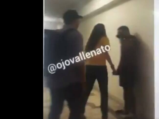 Video: Bochornosa pelea de una mujer que encontró a su esposo siendo infiel