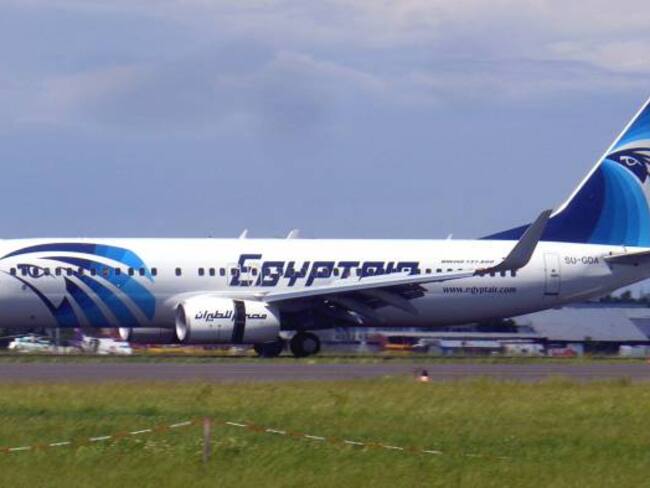 Presidente de Francia confirma que avión de EgyptAir se estrelló