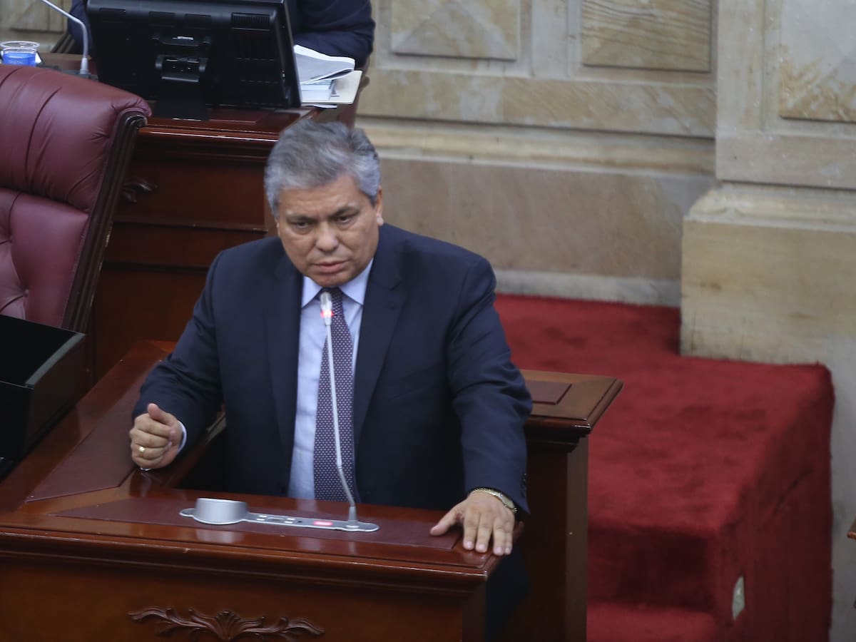 El gobierno aceptó la renuncia al presidente del Fondo Nacional del Ahorro