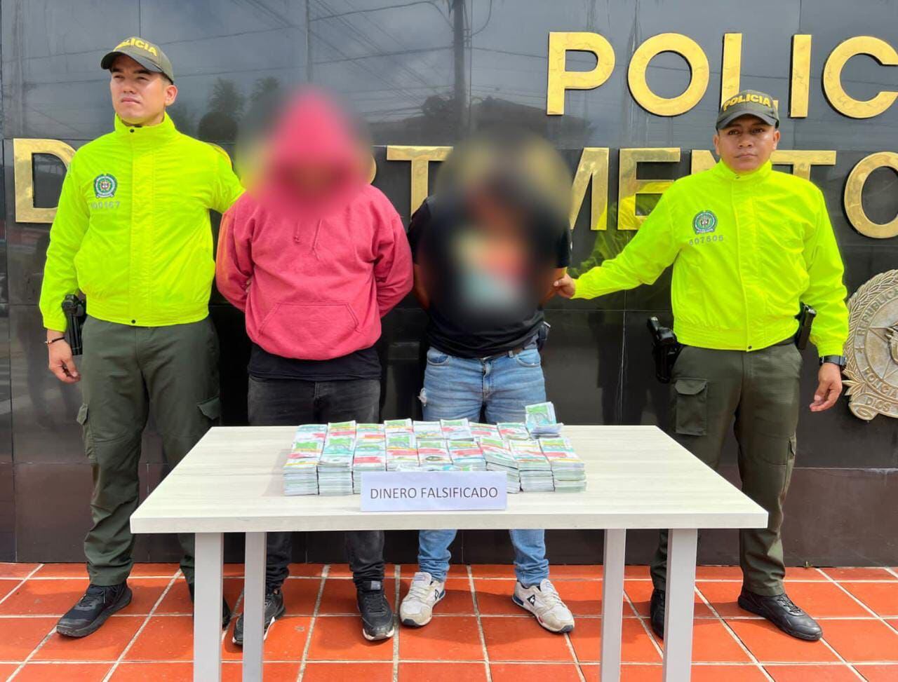 Varios fajos de billetes de 100 mil pesos.