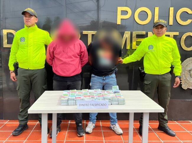 Varios fajos de billetes de 100 mil pesos.