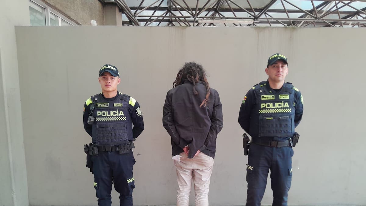 Capturan a hombre de rastas que atacaba con arma blanca a transeúntes en Unicentro