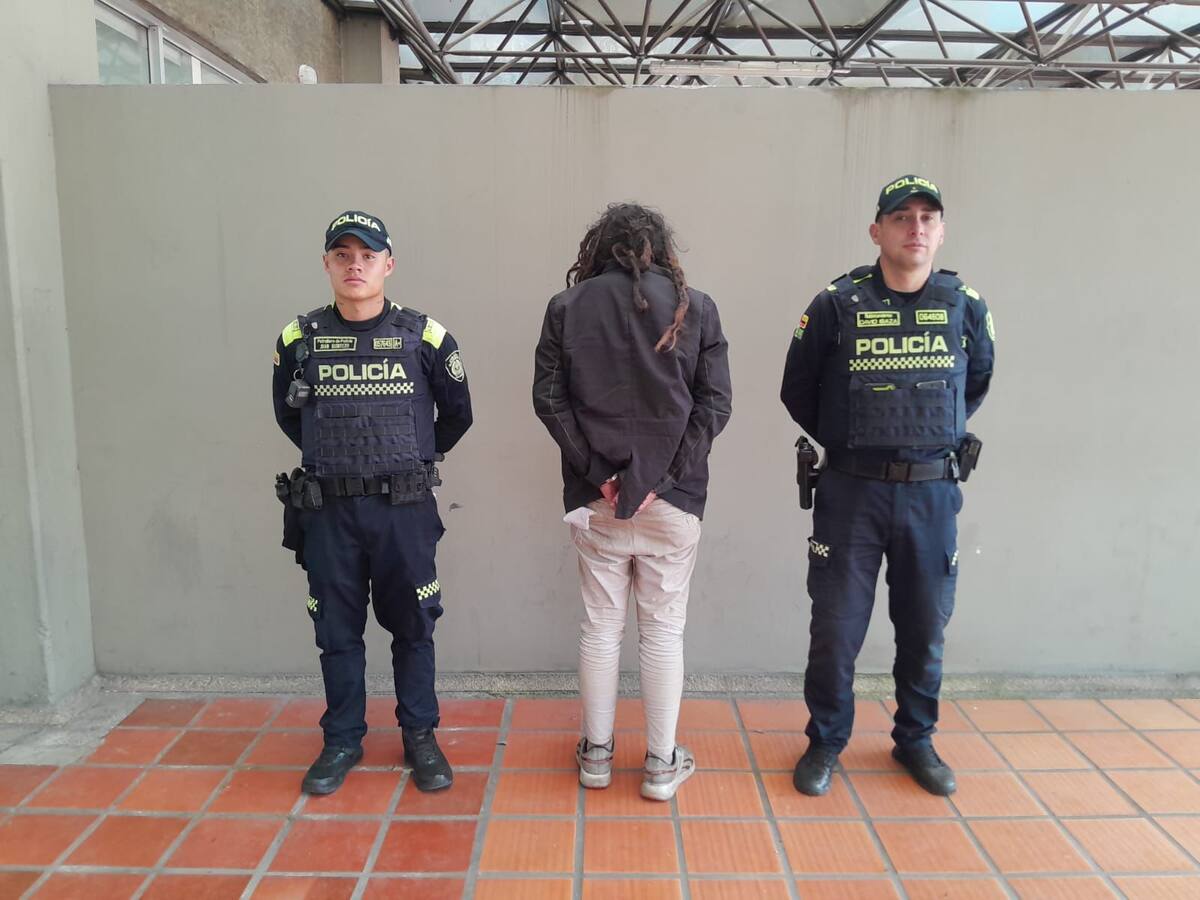 Capturan a hombre de rastas que atacaba con arma blanca a transeúntes en Unicentro