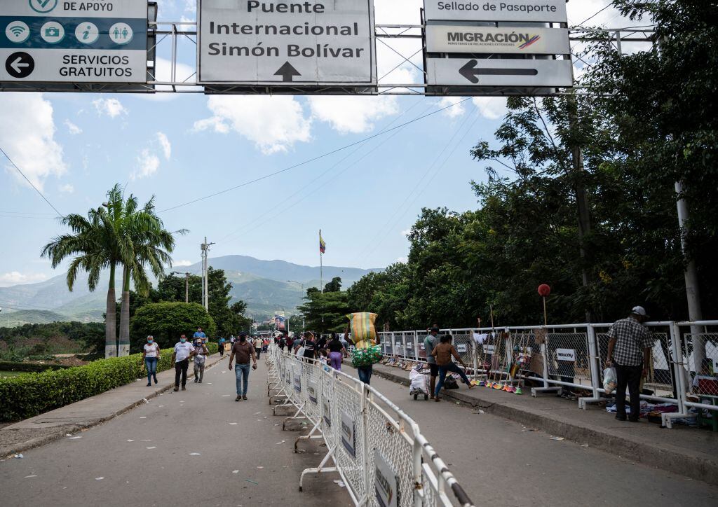 Venezuelans cross the Simon Bolivar international bridge over the Tachira river carrying purchases as they return to their country, in Cucuta, Colombia on November 13, 2021. (Photo by Yuri CORTEZ / AFP) (Photo by YURI CORTEZ/AFP via Getty Images)