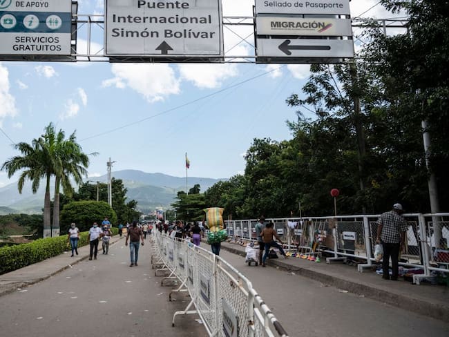Venezuelans cross the Simon Bolivar international bridge over the Tachira river carrying purchases as they return to their country, in Cucuta, Colombia on November 13, 2021. (Photo by Yuri CORTEZ / AFP) (Photo by YURI CORTEZ/AFP via Getty Images)
