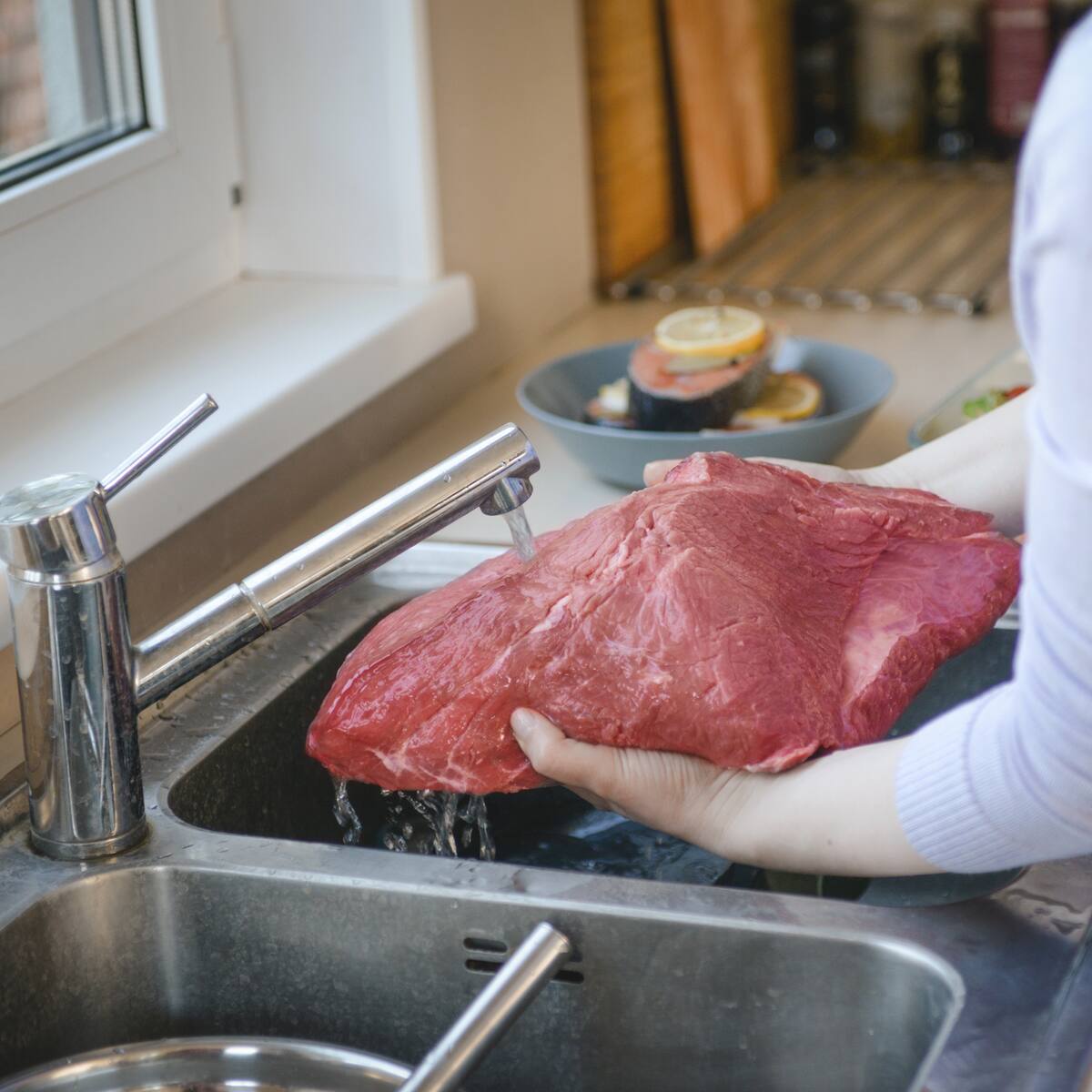 Mito o verdad: ¿La carne se debe lavar antes de cocinarla? Expertos responden