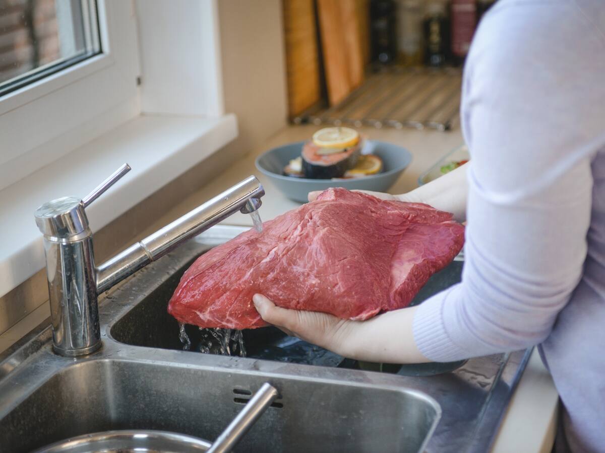 Mito o verdad: ¿La carne se debe lavar antes de cocinarla? Expertos responden
