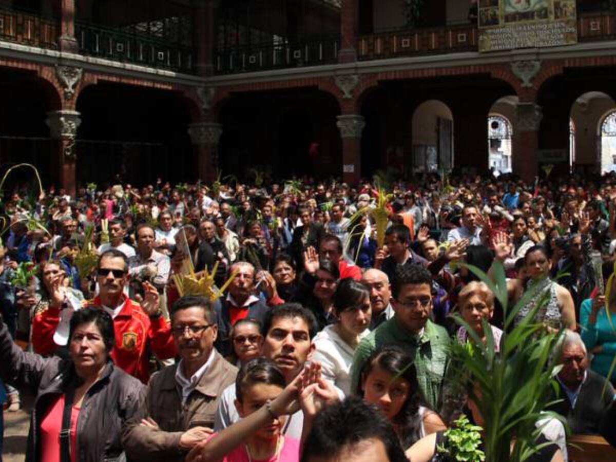 Cientos de feligreses visitan la virgen de Chiquinquirá instalada en Bogotá