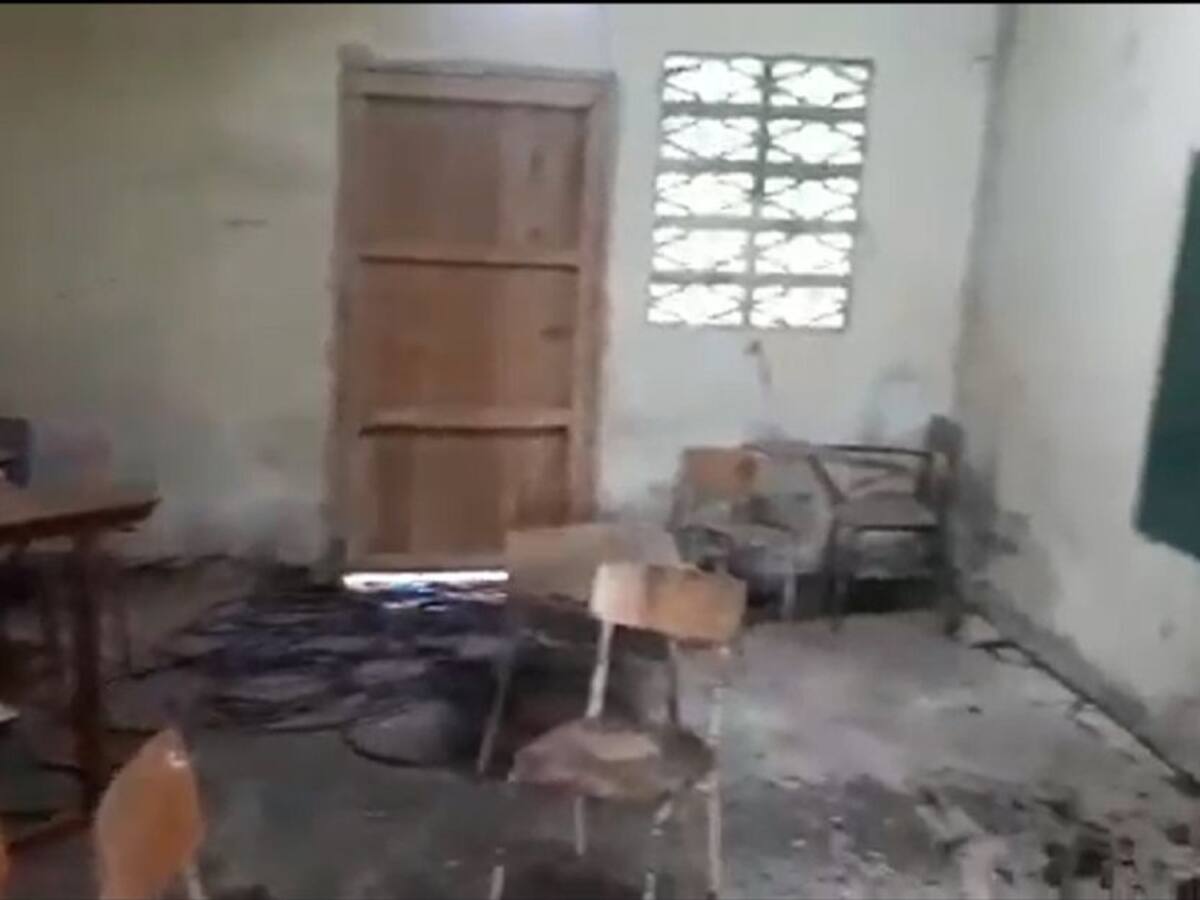 Niños caminan en el barro para llegar a su colegio en vereda de Pinillos