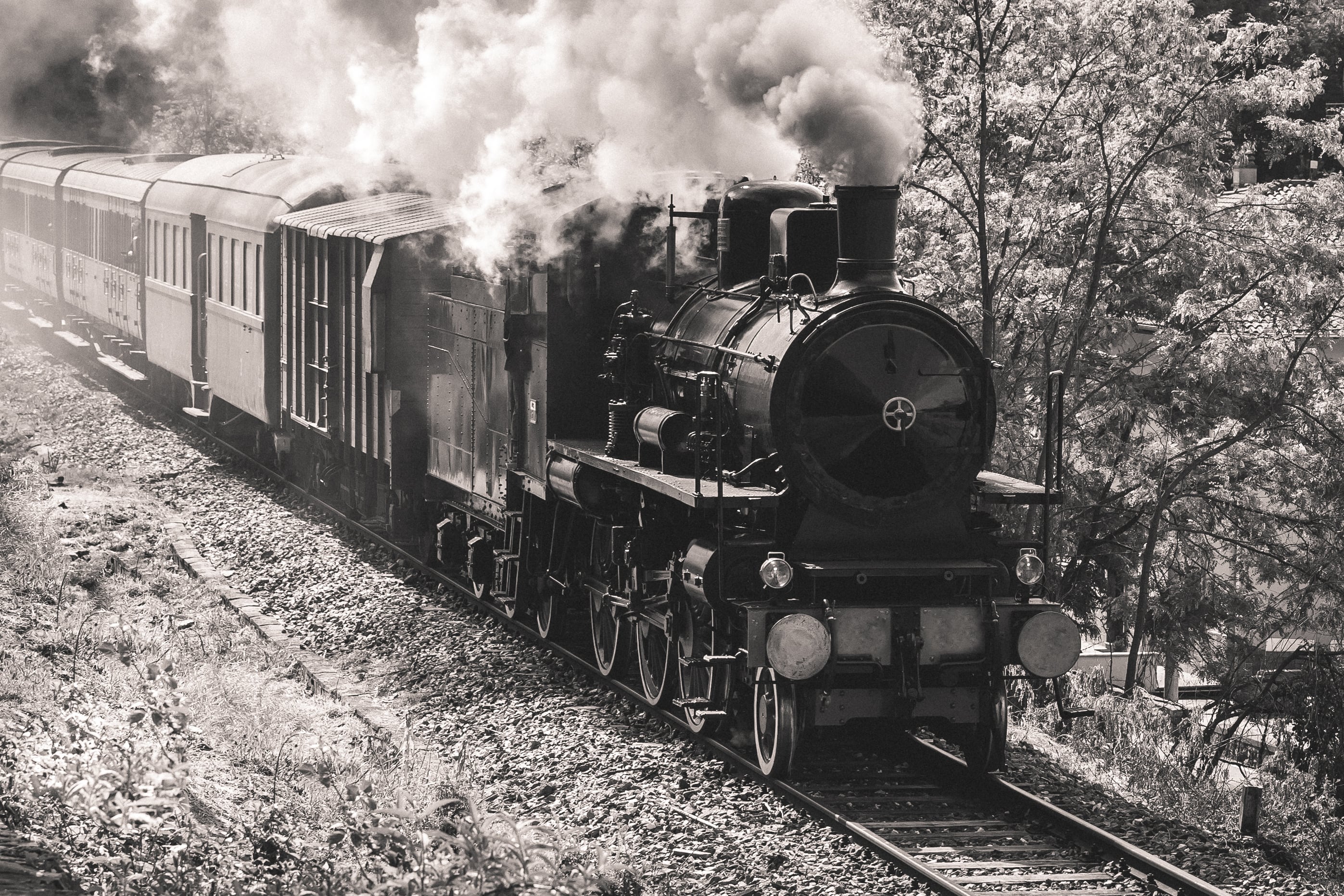 Foto de locomotora a vapor en blanco y negro (Getty Images)