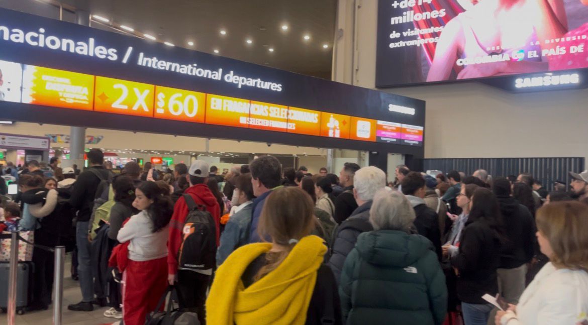 Largas filas en el Aeropuerto Internacional El Dorado en Bogotá previo al fin de semana festivo