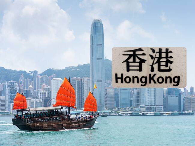 Ciudad de Hong Kong cerca al barrio victoria con un antiguo y tradicional velero / Hong Kong escrito en chino (Getty Images)
