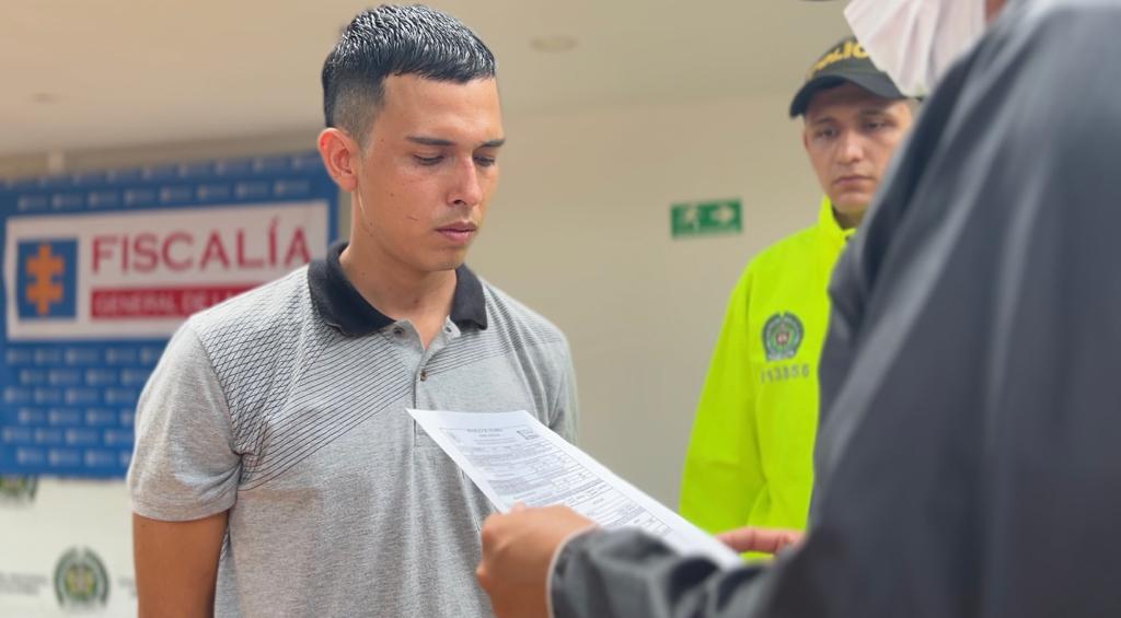 El hombre de 25 años de edad reporta circular azul de la Interpol.