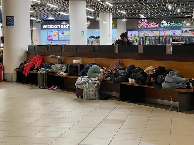 Pereiranos atrapados en aeropuerto de Lima, piden soluciones - Foto: Suministrada