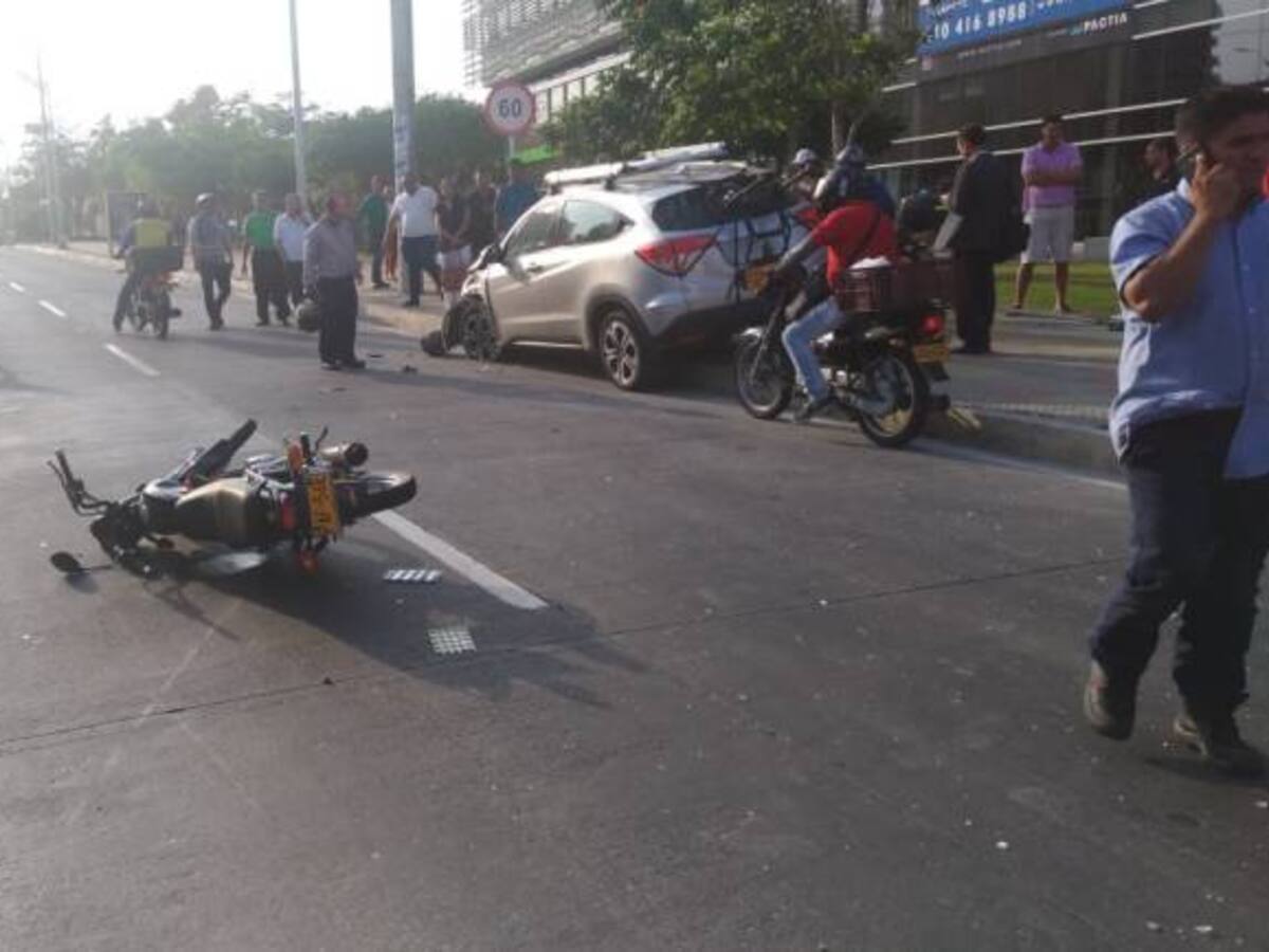 Después de colisionar con motocicleta vehículo embiste a transeúnte