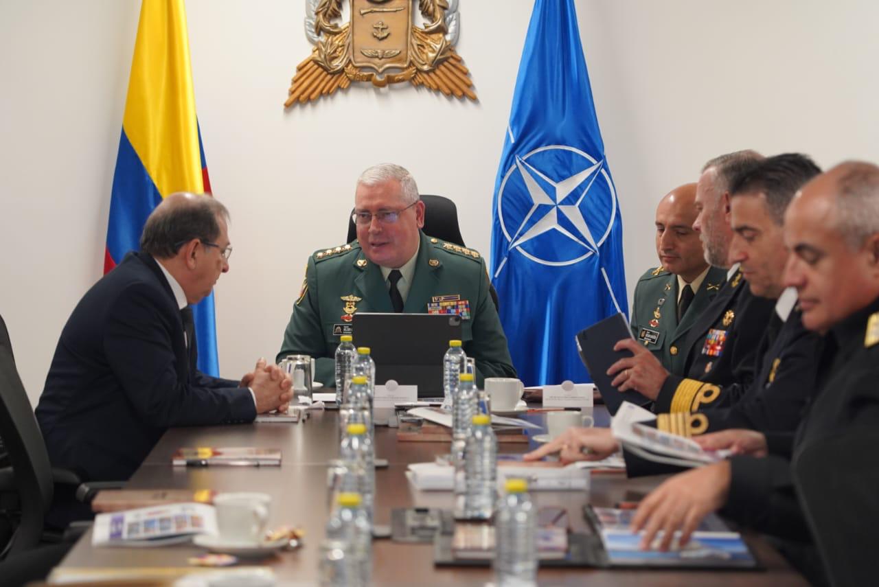 Visita de la OTAN a Colombia para tocar temas militares.