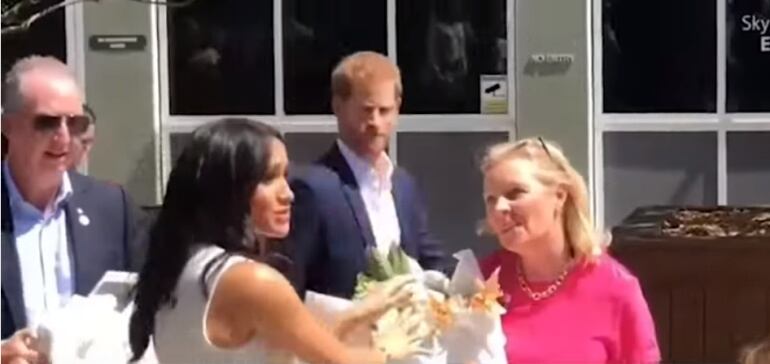 Reacción del príncipe Harry porque un hombre le regaló flores a su esposa