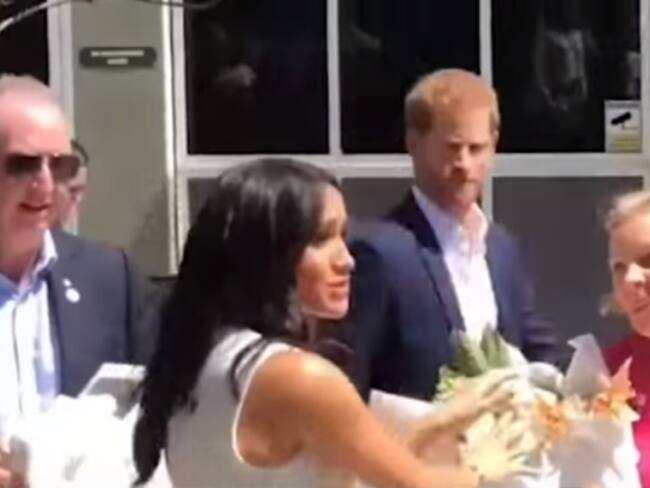 Reacción del príncipe Harry porque un hombre le regaló flores a su esposa