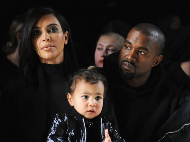 Kim Kardashian con su esposo, junto a uno de sus hijos.