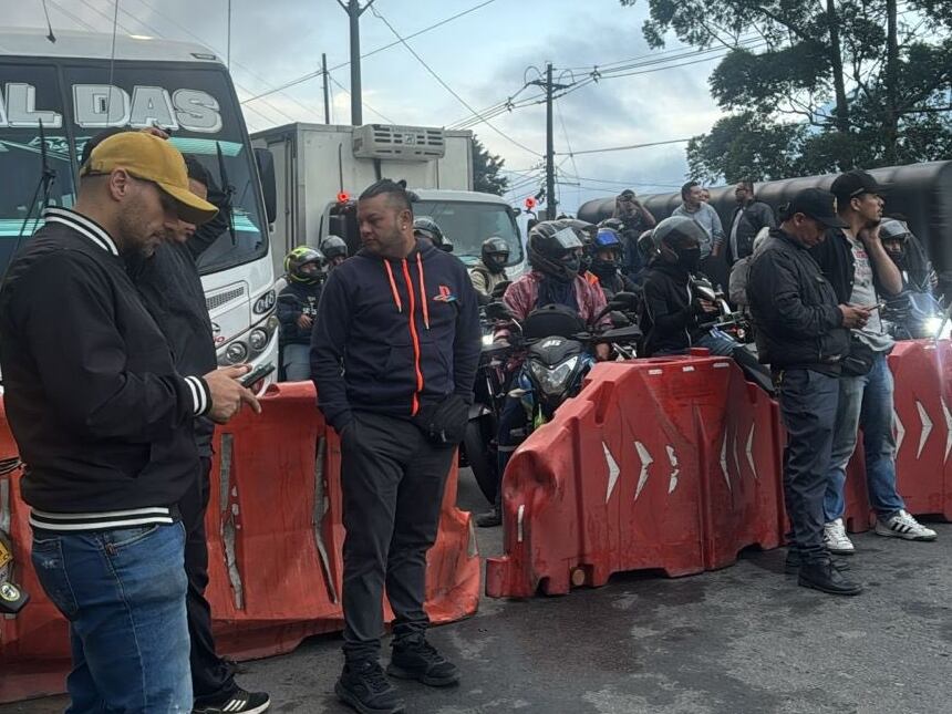 Bloqueos en la variante de Caldas, Antioquia. Foto: Cortesía.