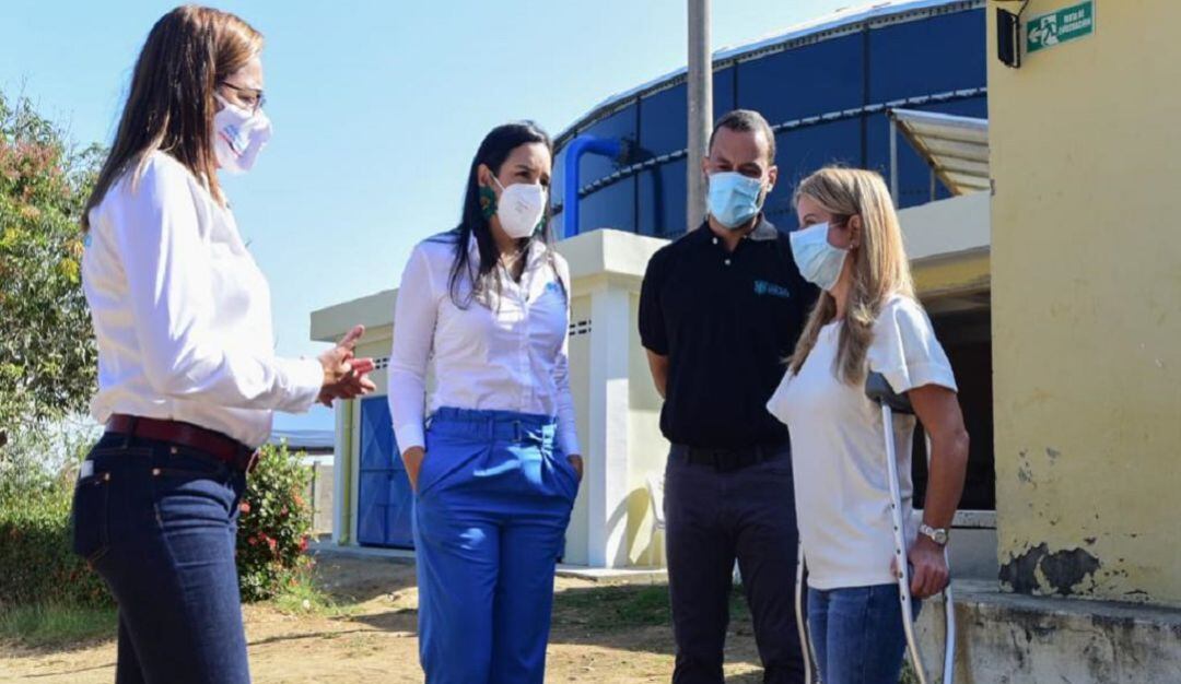 La gobernadora Elsa Noguera durante su vista a la municipio de Galapa.