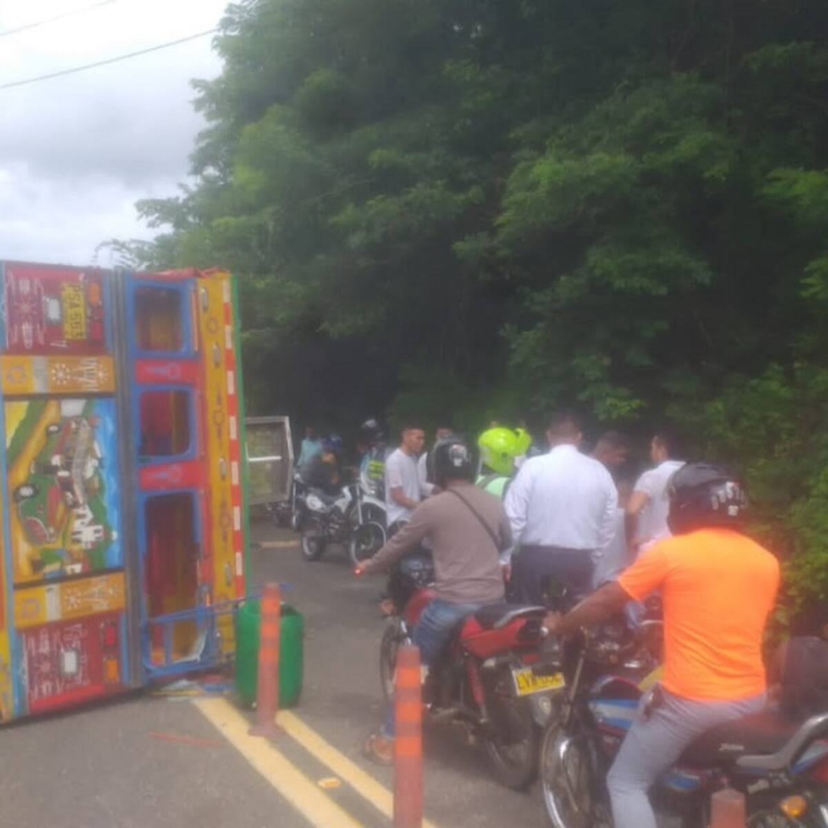 Chiva con 30 pasajeros se volcó en Tubará, Atlántico