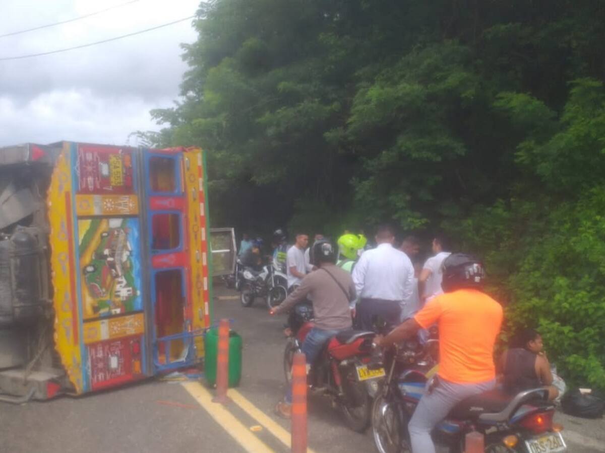 Chiva con 30 pasajeros se volcó en Tubará, Atlántico