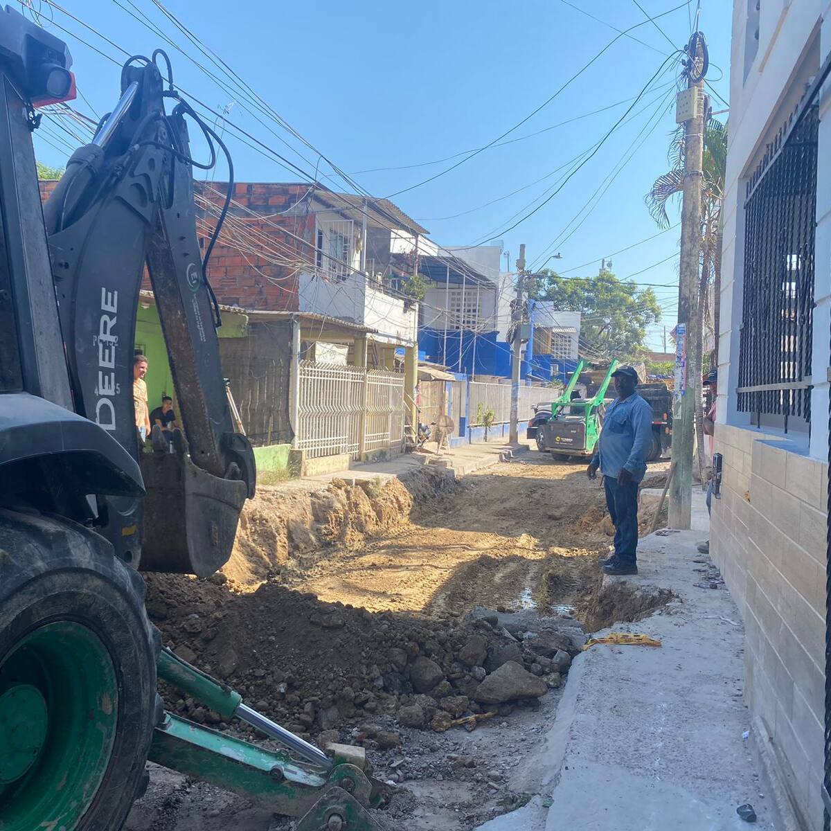 Vecinos de Villa Estrella denuncian anomalías en obra de pavimentación de su calle