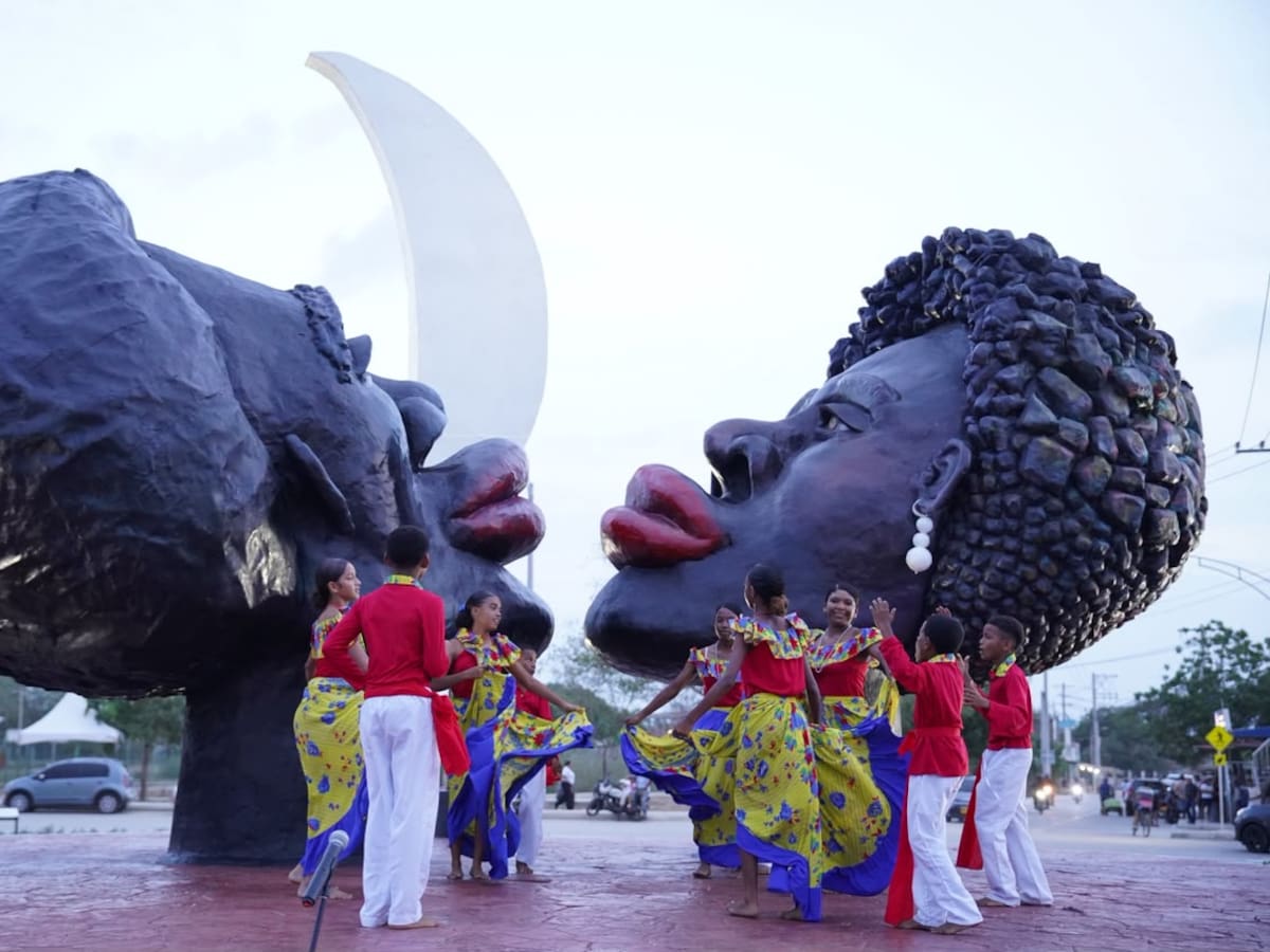 Tierra Baja estrena vía de acceso con su escultura ‘Luna de Bembeo’