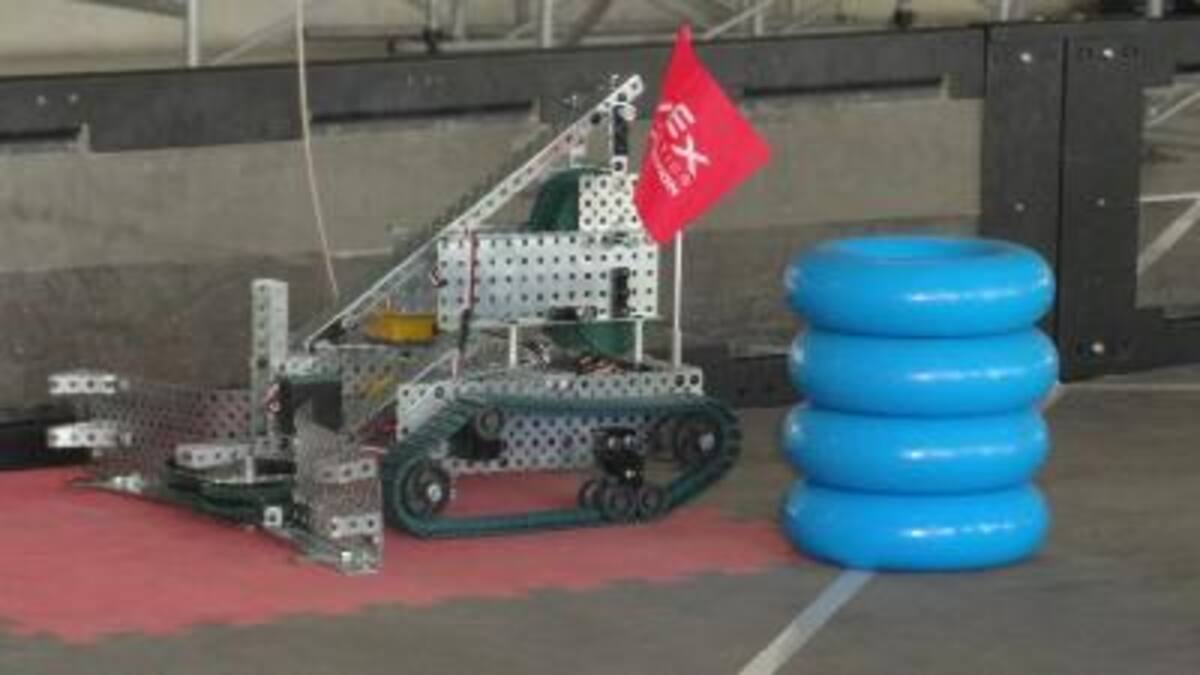 26 febrero. VEX Robotics Competition. Estos aros o 'donuts' eran los objetos que tenían que insertar los robots para ganar puntos.