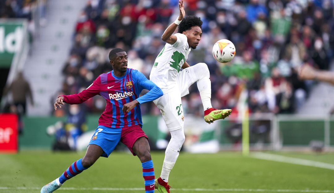 Johan Mojica enfrentando al Barcelona con el Elche en la temporada pasada.