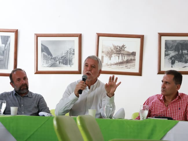 Enrique Peñalosa, exalcalde de Bogotá durante su visita a Ibagué
