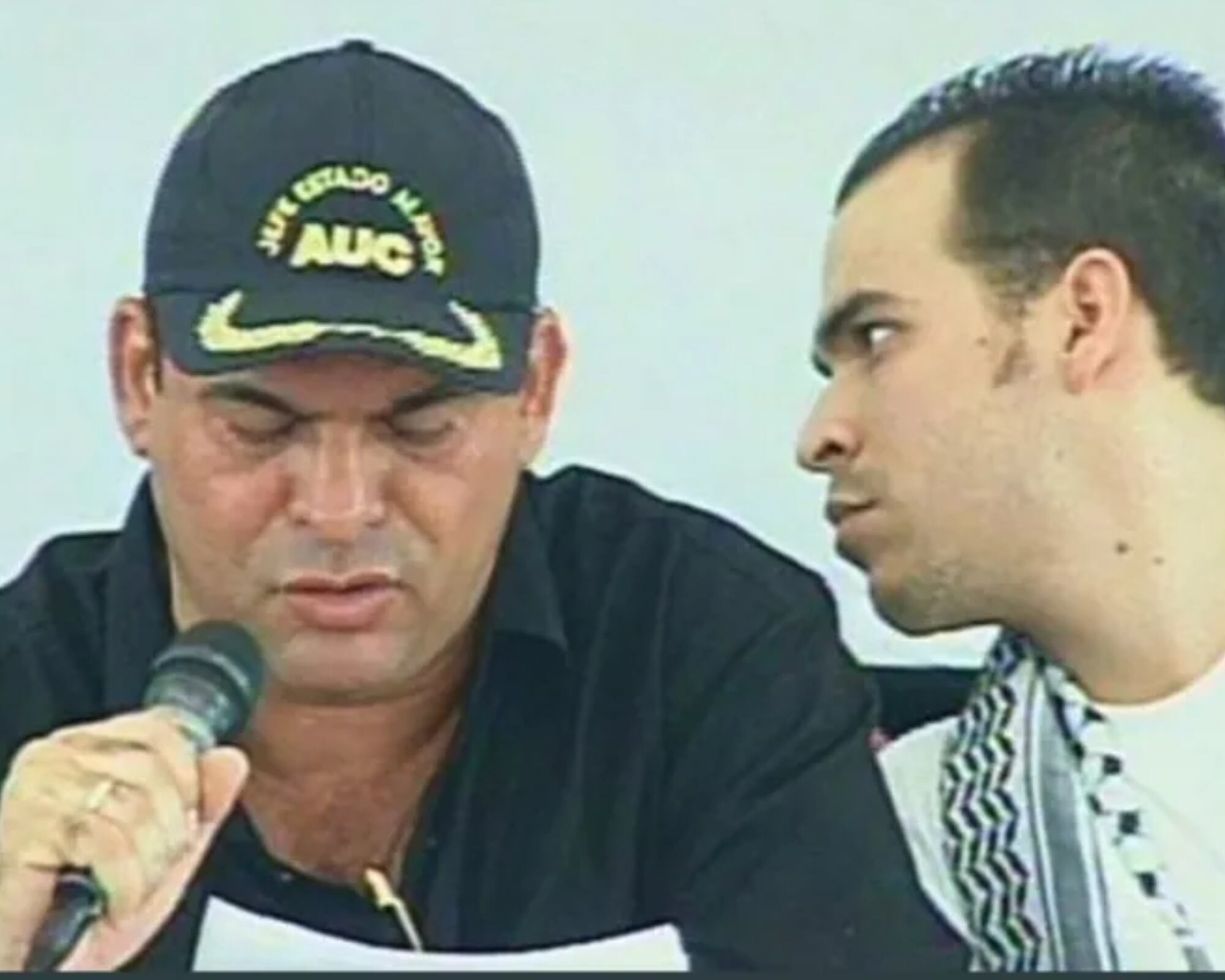 Salvatore Mancuso, jefe de las AUC, junto a Abelardo de la Espriella.
(Foto:  Cortesía)