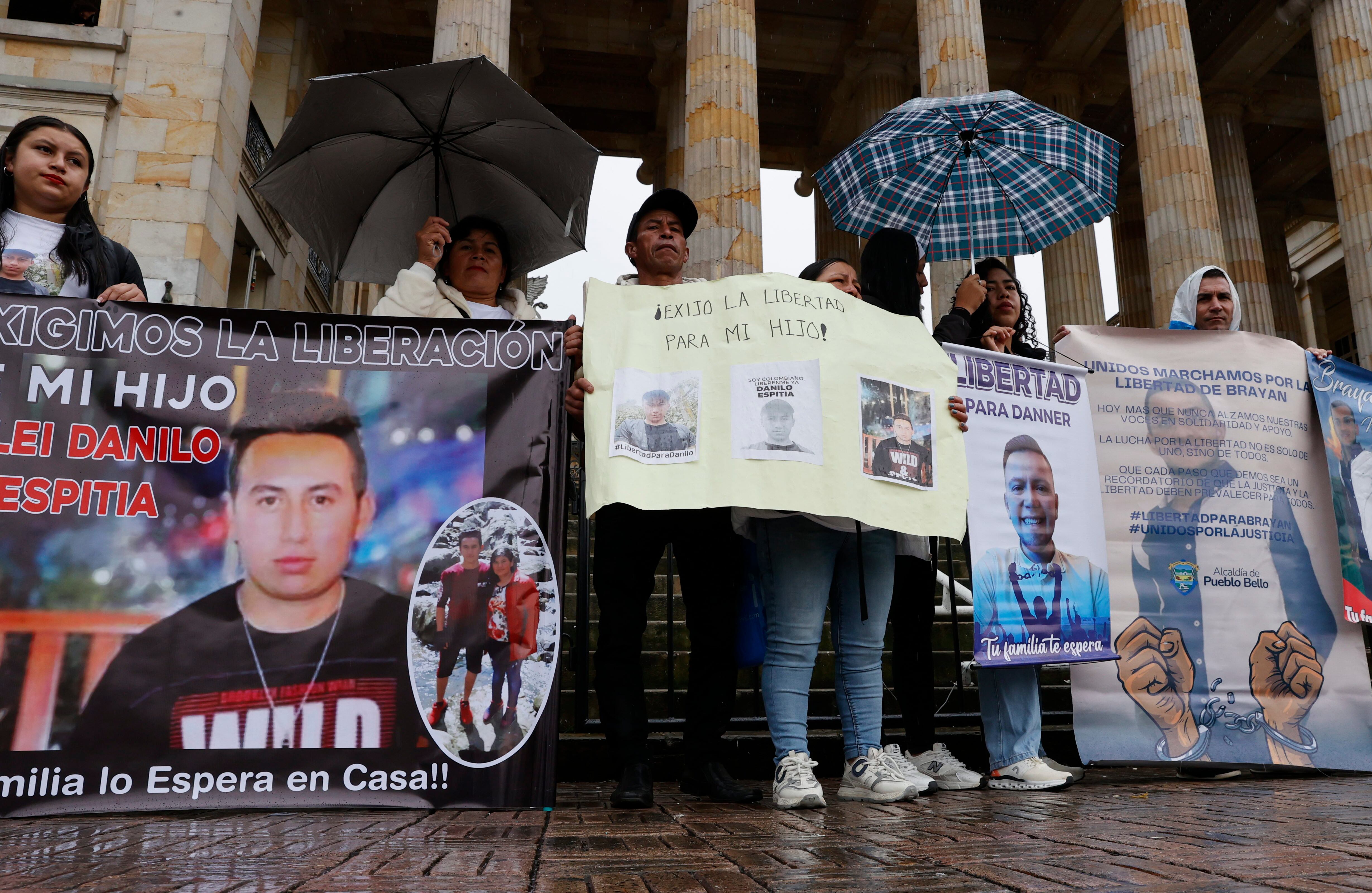 AME9598. BOGOTÁ (COLOMBIA), 21/05/2025.- Familiares de colombianos detenidos en Venezuela realizan un plantón para exigir su liberación este miércoles, frente al Congreso de Colombia en Bogotá (Colombia). Familiares y amigos de al menos 20 colombianos presos en Venezuela le pidieron al presidente de Colombia, Gustavo Petro, y al Congreso de Colombia gestionar la liberación de sus allegados, de los que dicen están "detenidos arbitrariamente y no son criminales". EFE/ Mauricio Dueñas Castañeda