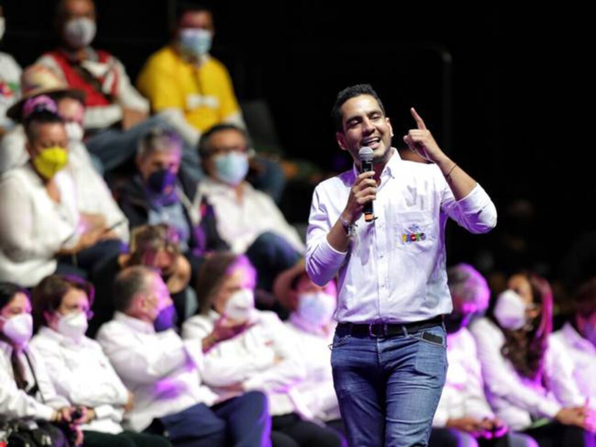 El senador Alex Flórez reapareció en el Congreso