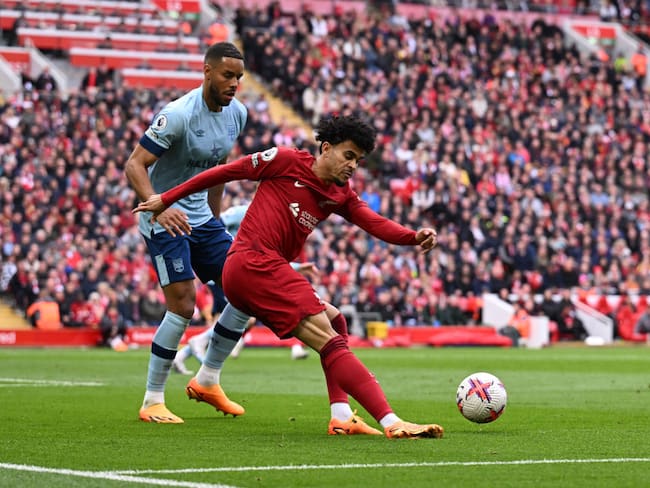 Luis Díaz durante el partido entre Liverpool y Brentford (Photo by Andrew Powell/Liverpool FC via Getty Images)