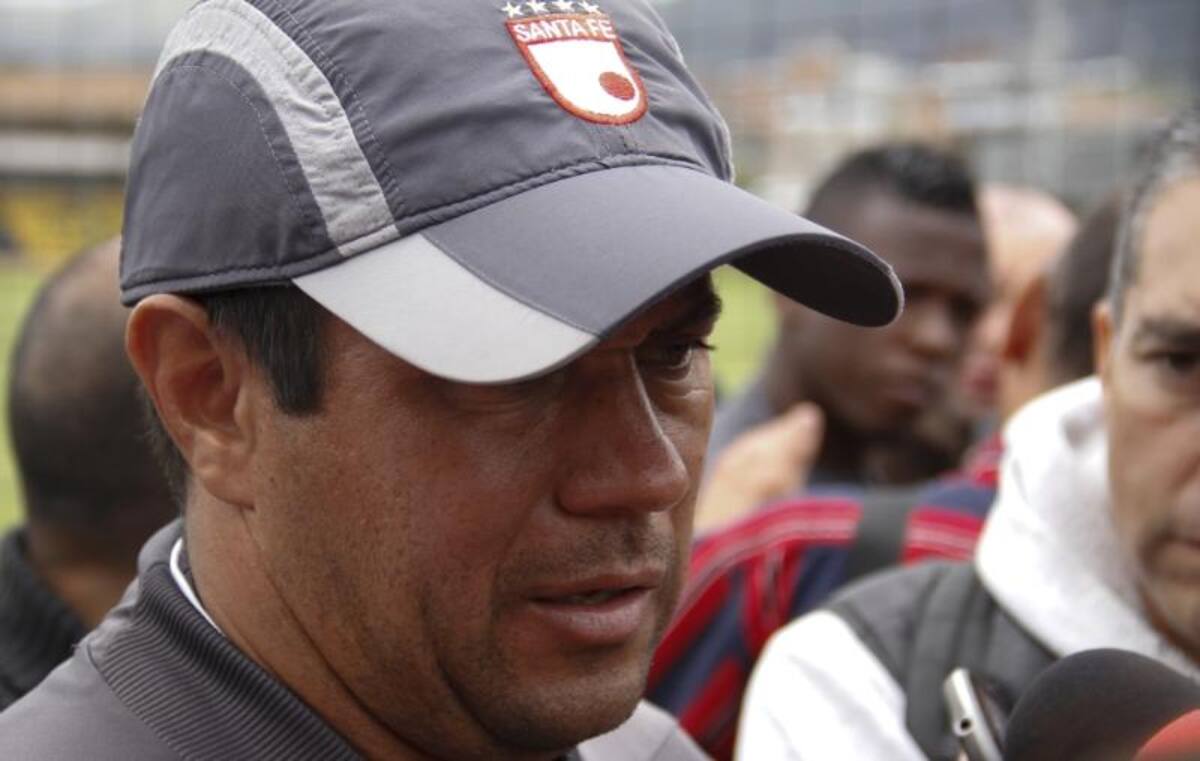 El técnico Gutiérrez hablan con los medios de comunicación.