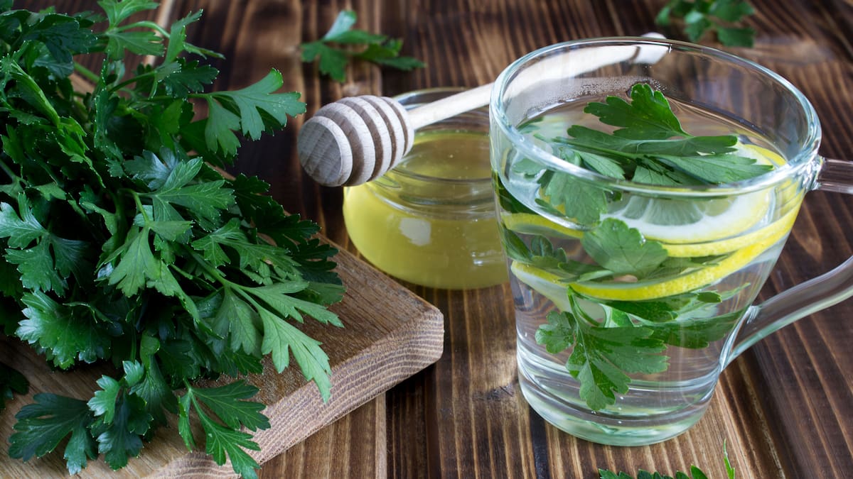¿Para qué sirve el té de perejil en ayunas? Propiedades, beneficios y contraindicaciones