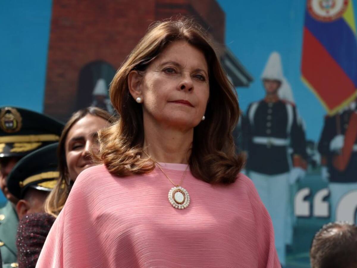 "Colombia cuida y vacuna a la población venezolana": canciller a Maduro